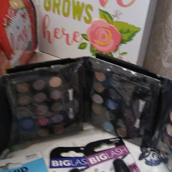 Makeup set - Picture 3 of 4